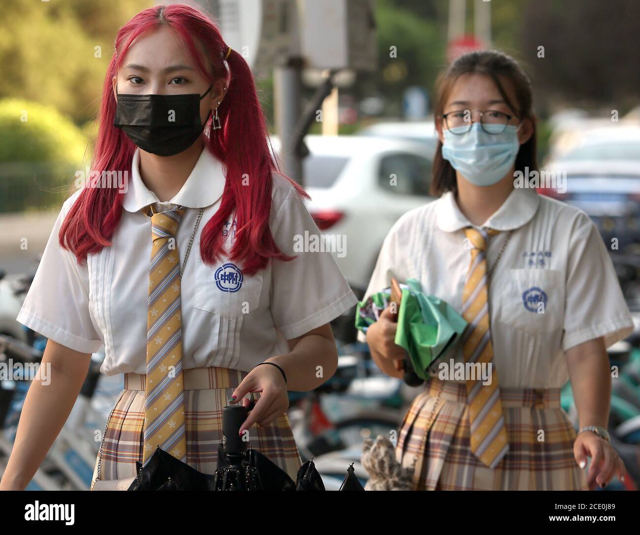 Peking, China. August 2020. Chinesische Schüler tragen Schutzmasken, als sie am Sonntag, 30. August 2020, die Schule in Peking verlassen. Etwa ein Drittel der Schüler kehrte diese Woche in einem versetzten Start ins neue Schuljahr wegen des Coronavirus in die Schule zurück. Obwohl Chinas Hauptstadt das obligatorische Tragen von Gesichtsmasken im Freien aufgehoben hat, schützen sich viele Chinesen aufgrund der möglichen Rückkehr des Coronavirus weiterhin. Foto von Stephen Shaver/UPI Kredit: UPI/Alamy Live Nachrichten Stockfoto