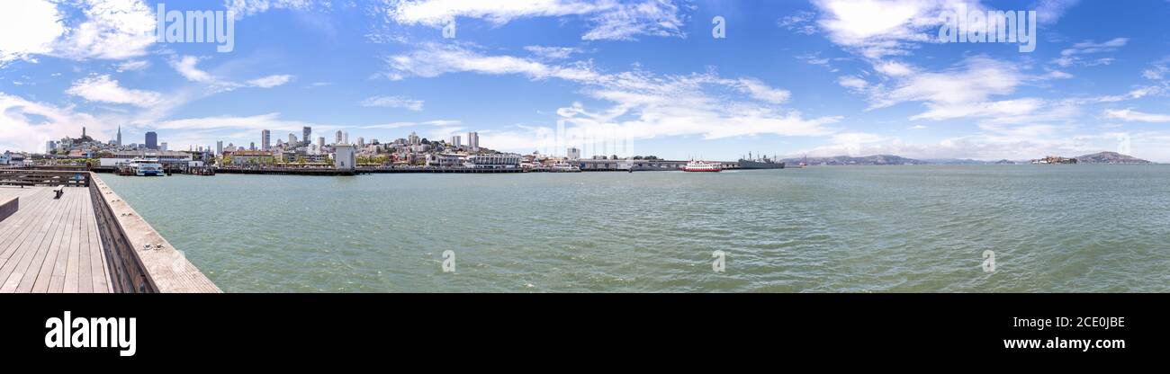 Blick auf die Stadt San Francisco von einem Pier, San Francisco, Kalifornien, Vereinigte Staaten von Amerika, Nordamerika Stockfoto