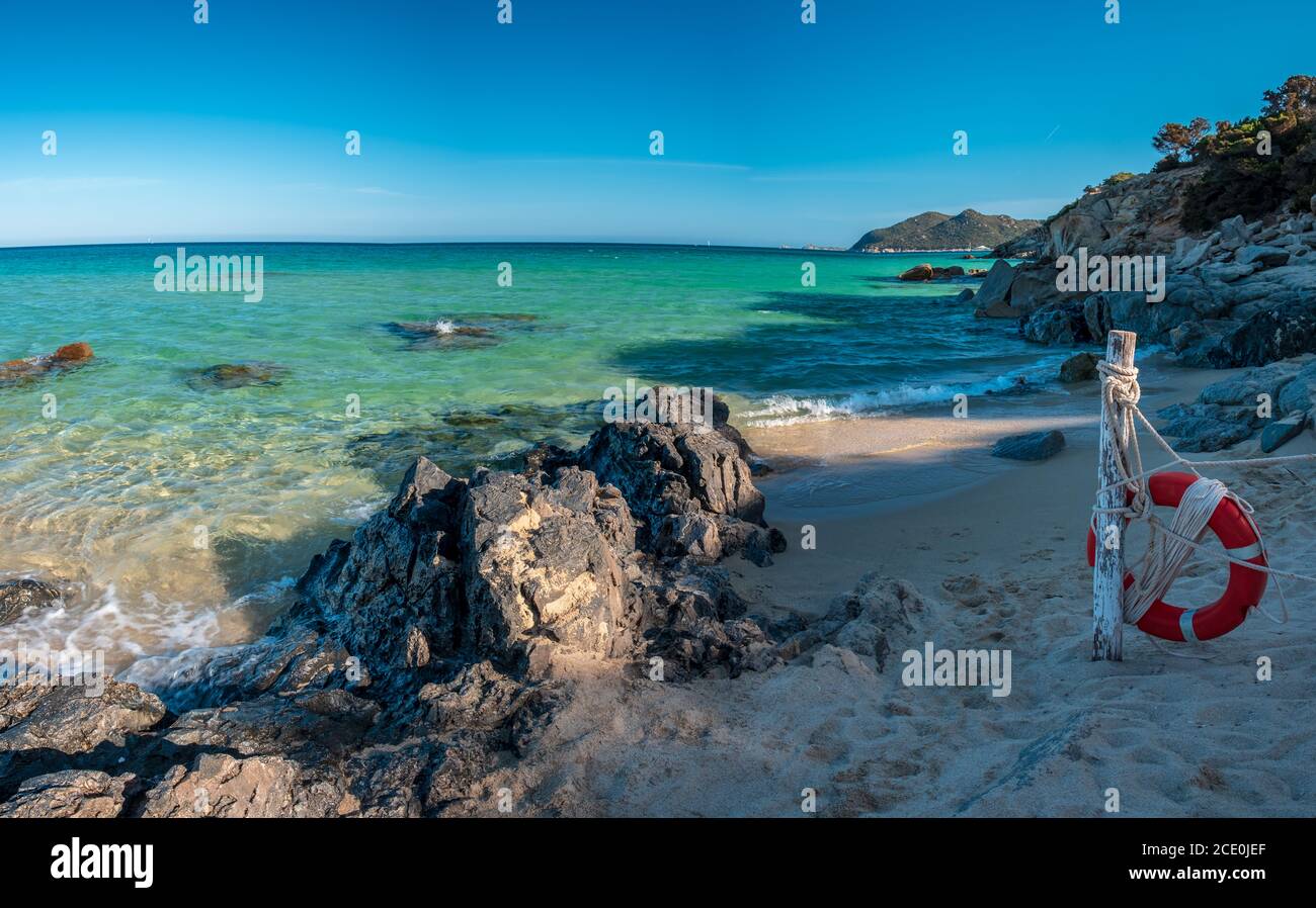 Sommertag in Mari Pintau, einer schönen Bucht im Süden von Sardegna Stockfoto