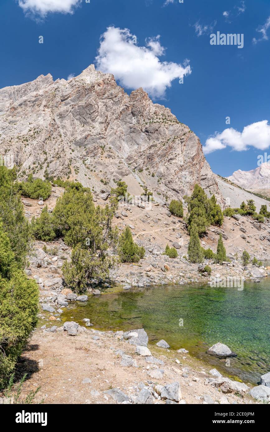 Die schöne Bergwanderstraße mit klarem blauen Himmel und Felsige Hügel und der Blick auf den Alaudin See in Fann Berge in Tadschikisch Stockfoto