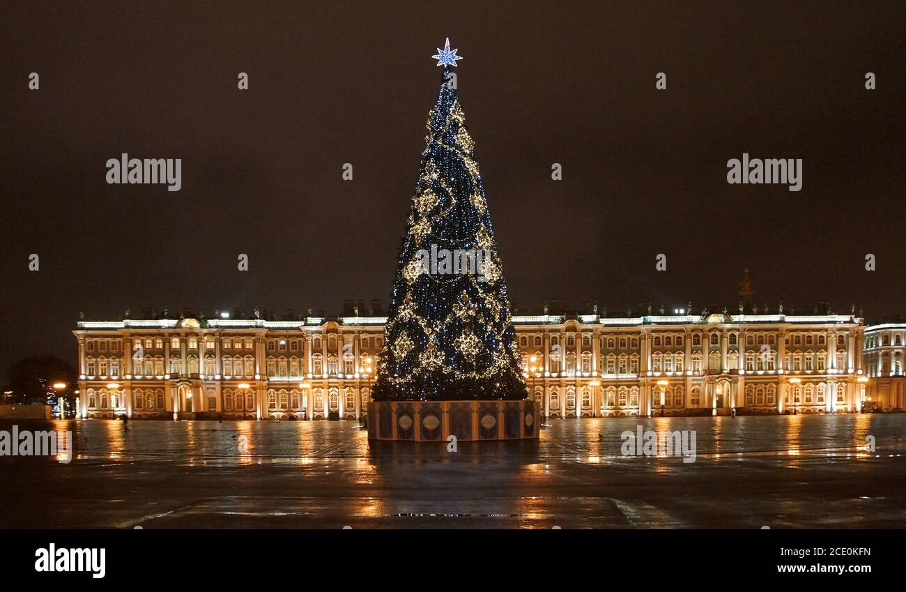 Nachtwanderung im Zentrum von St. Petersburg mit elektrischen Girlanden des neuen Jahres geschmückt Stockfoto