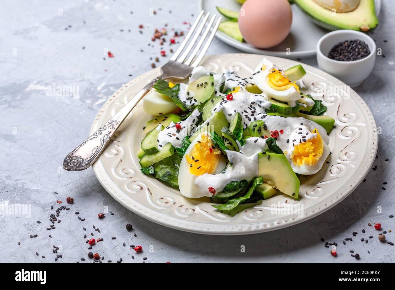 Gesunder Salat aus grünem Gemüse und Eiern. Stockfoto