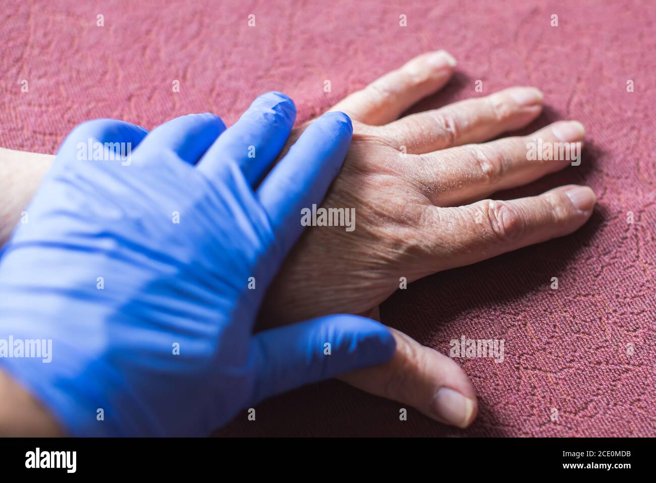 Handschuhen an der Hand älterer Menschen Stockfoto