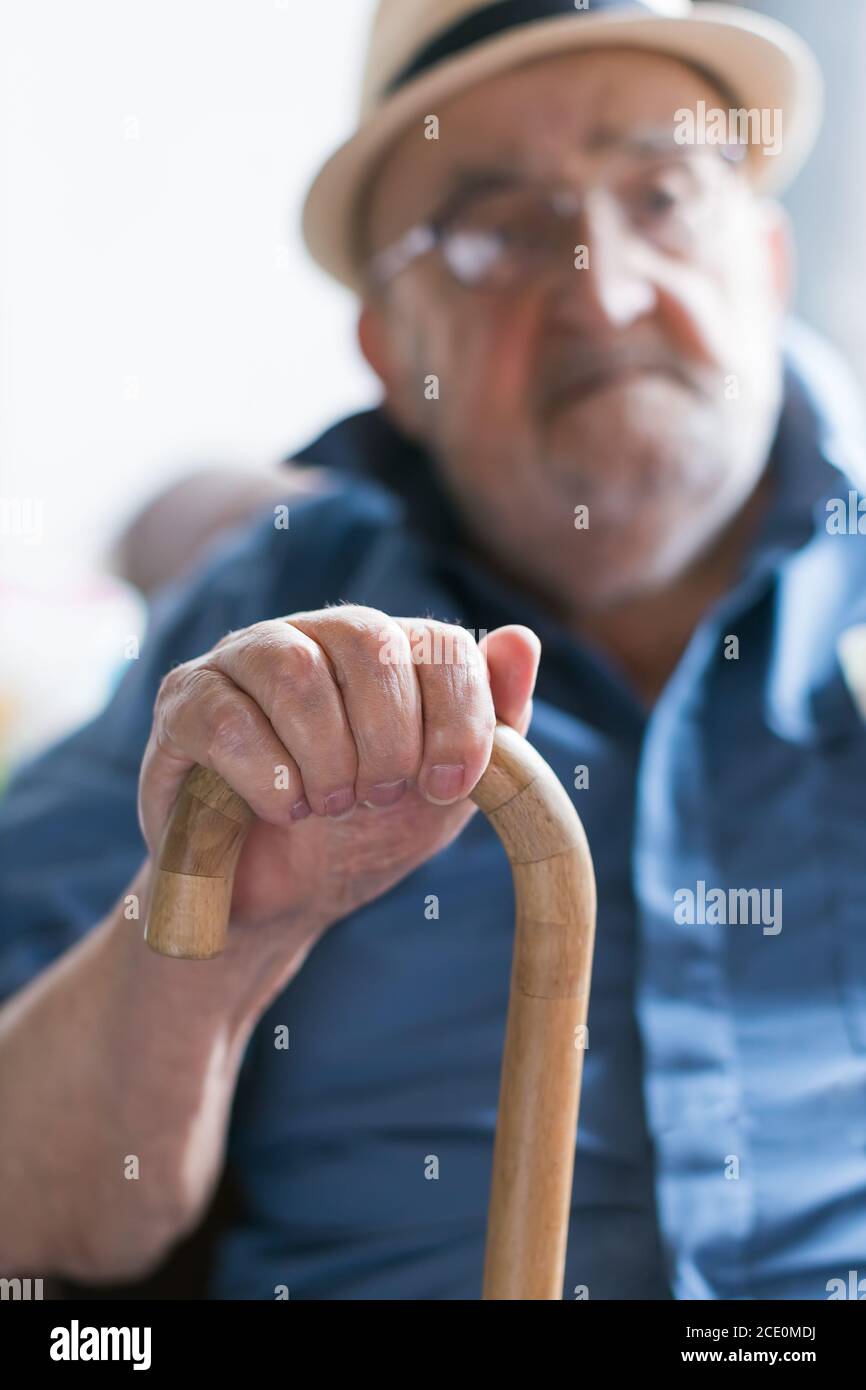 Älterer Mann mit einem Gehstock Stockfoto