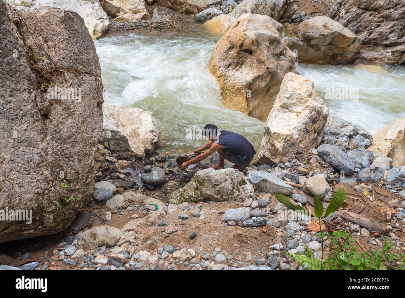 Geschirr waschen am Fluss auf der Dschungeltour in Der Gunung Leuser Nationalpark auf Sumatra Stockfoto