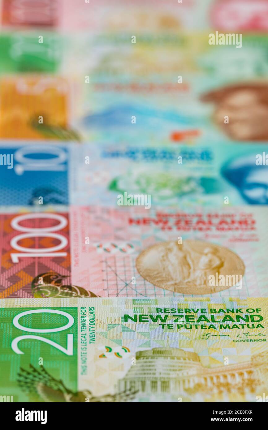 Neuseeland Geld, Banknoten unterschiedlicher Werte auf einem Tisch verteilt, vertikales Foto Stockfoto
