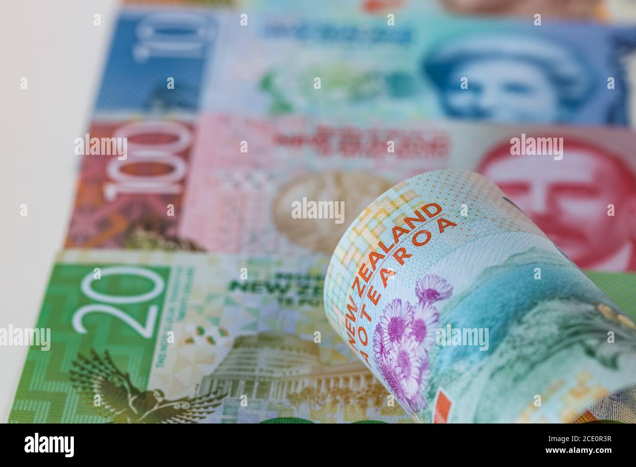 Neuseeland Geld, Banknoten verschiedener Werte auf einem Tisch verteilt, Stockfoto