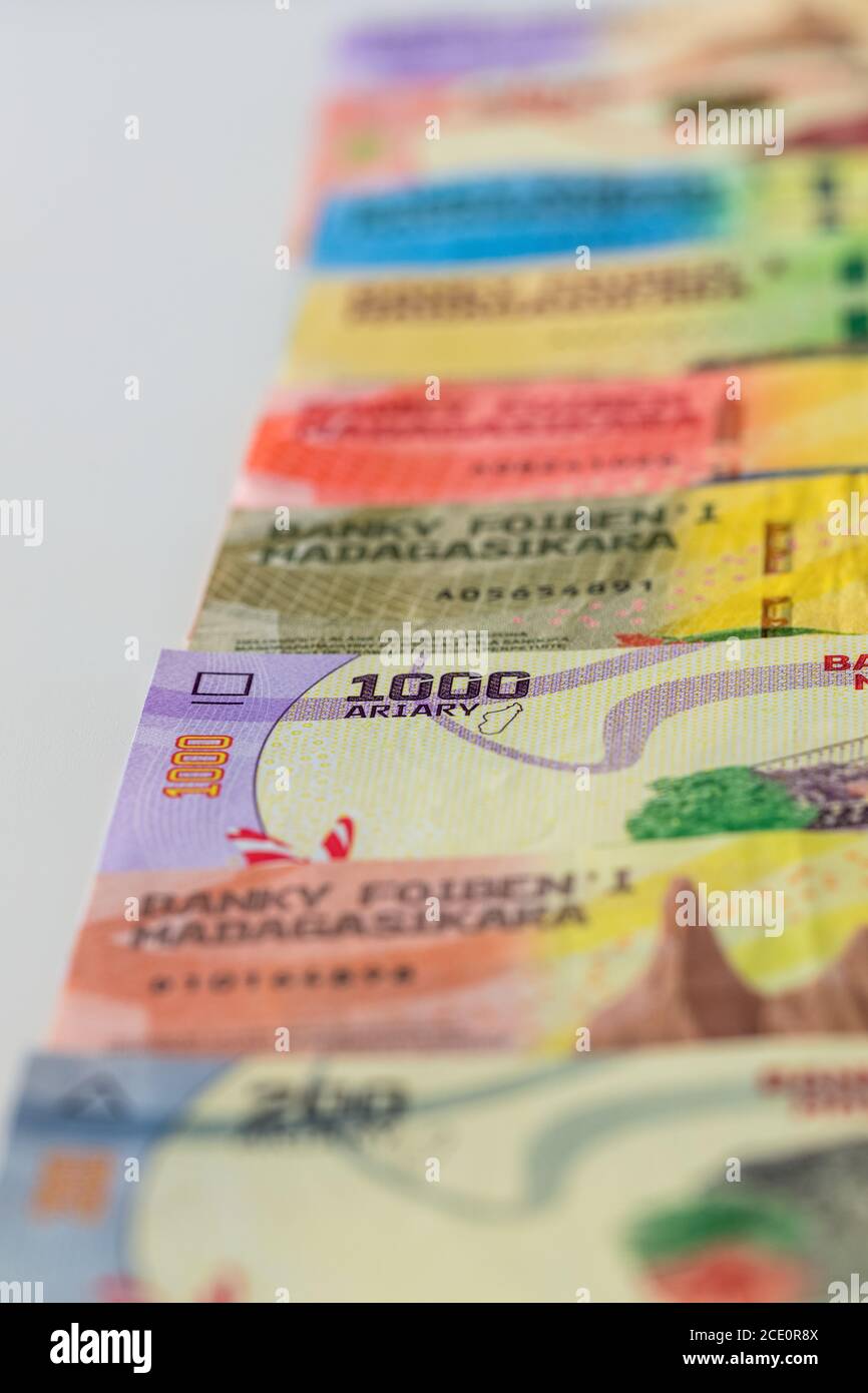 Geld aus Madagaskar, Ariary, verschiedene Banknoten auf dem Tisch verteilt Stockfoto