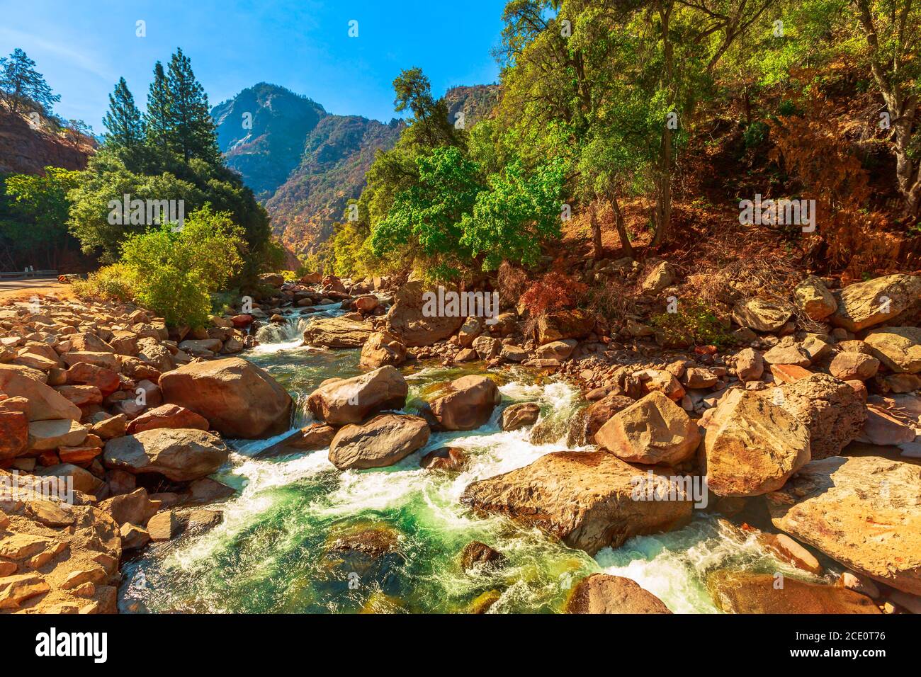 Nebenfluss des Kings River am Kings Canyon National Park landschaftlich schöne Aussicht. Auf dem Highway 180 in Kalifornien, USA. Das Hotel liegt im südlichen Sierra Stockfoto