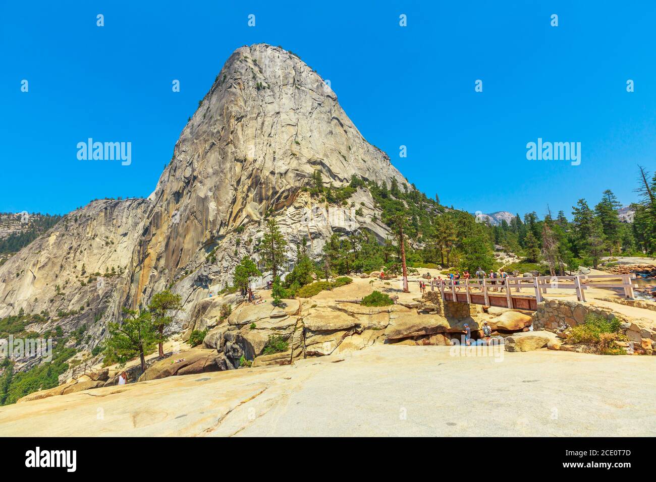 Liberty Cap Peak und Bridge of Nevada Fall Wasserfall auf Merced River von John Muir Trail im Yosemite National Park. Urlaub im Sommer nach Stockfoto