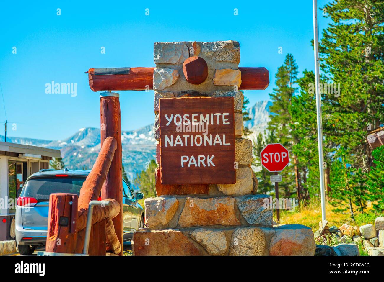 Yosemite National Park, California, USA - 27. Juli 2019: Eingangstor zum Besucherzentrum des Yosemite National Park. Sommerferien in Amerika Stockfoto