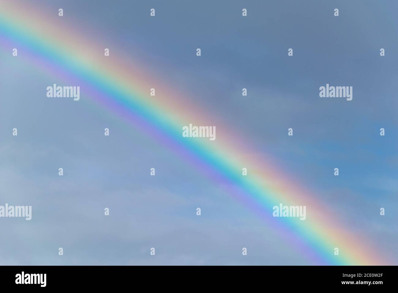 Nahaufnahme eines bunten Regenbogens, der nach einem Sommerregen in Marbella, Spanien, entstand Stockfoto