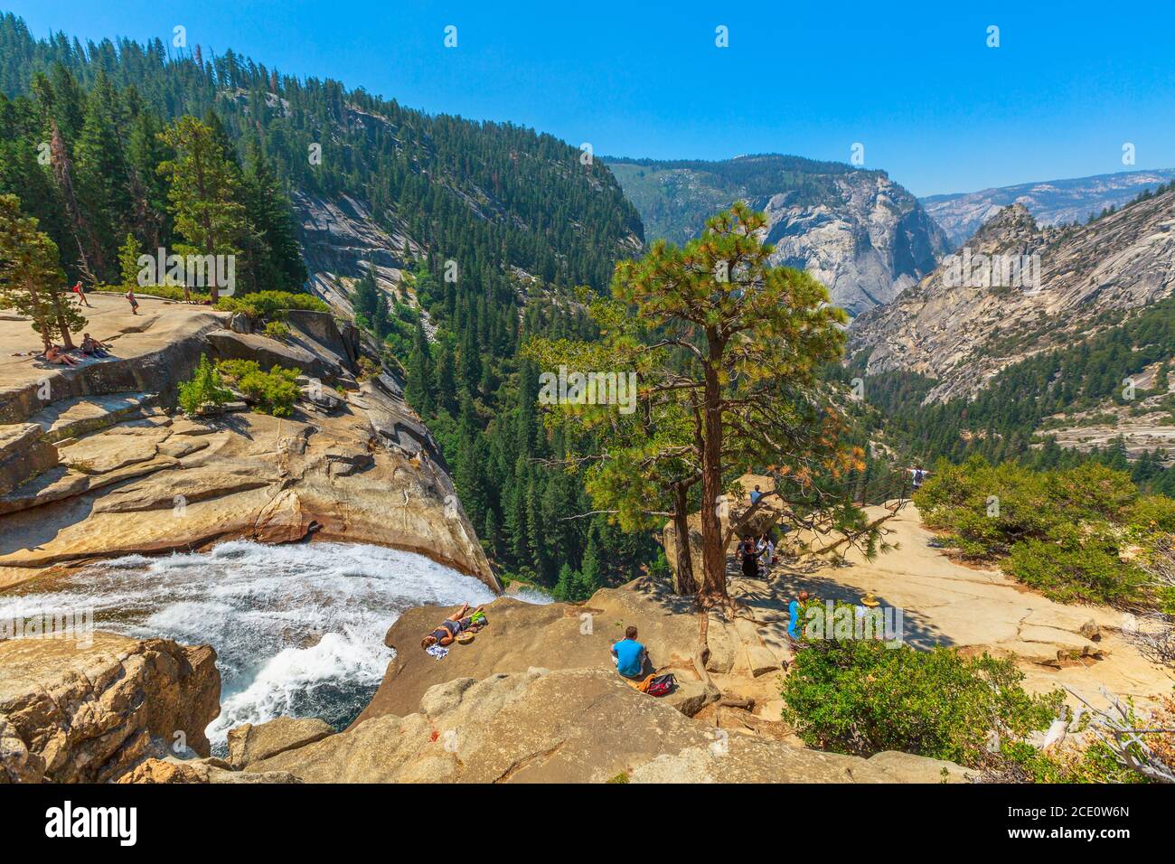 Yosemite, California, USA - 24. Juli 2019: Menschen, die sich auf dem Nevada Fall Wasserfall auf dem Merced River vom Mist Trail in Yosemite erholen Stockfoto