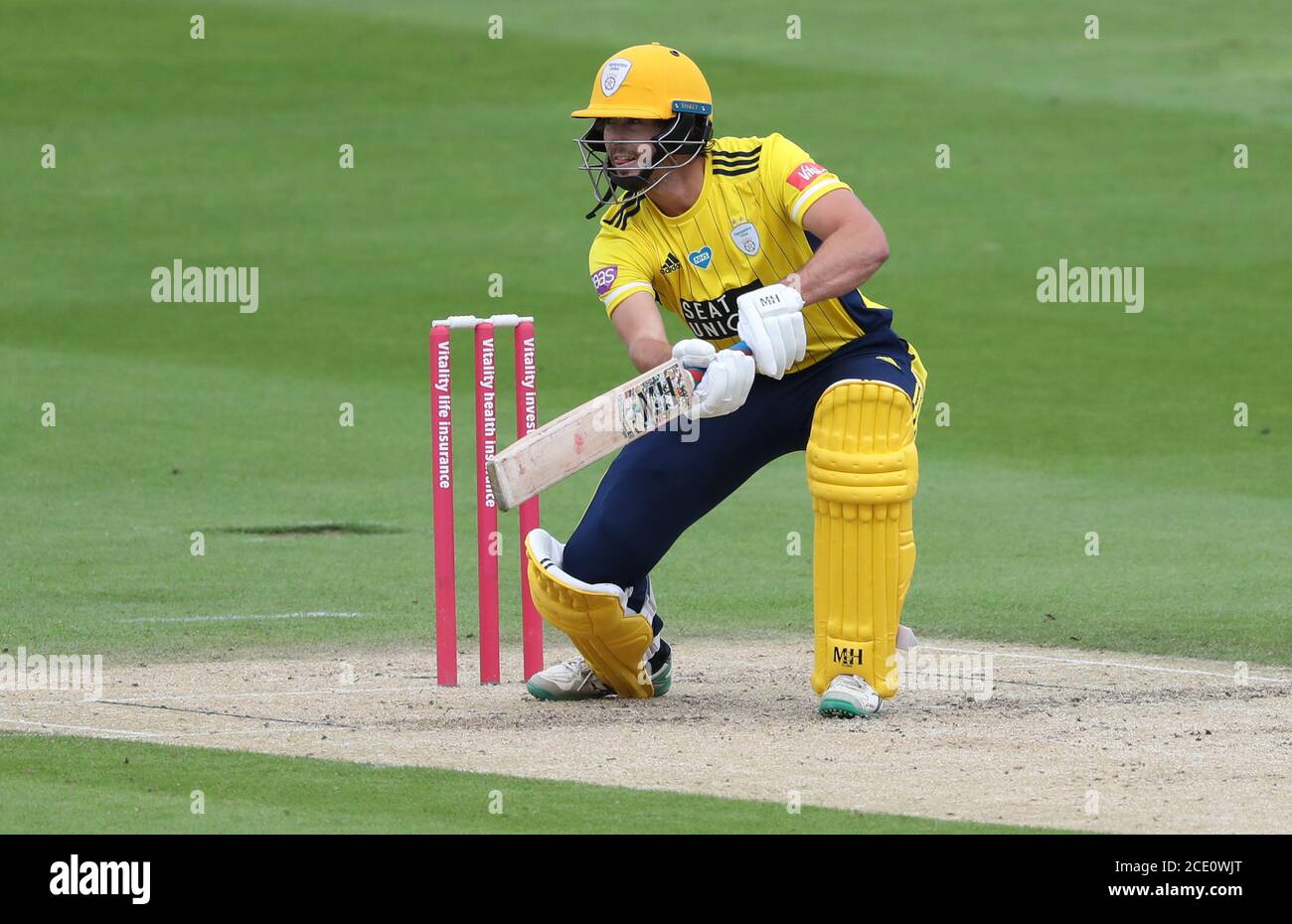 Hove, Großbritannien. August 2020. Hampshire's James Fuller beim Vitality Blast T20 Match zwischen Sussex Sharks und Hampshire auf dem 1st Central County Ground, Hove Credit: James Boardman/Alamy Live News Stockfoto