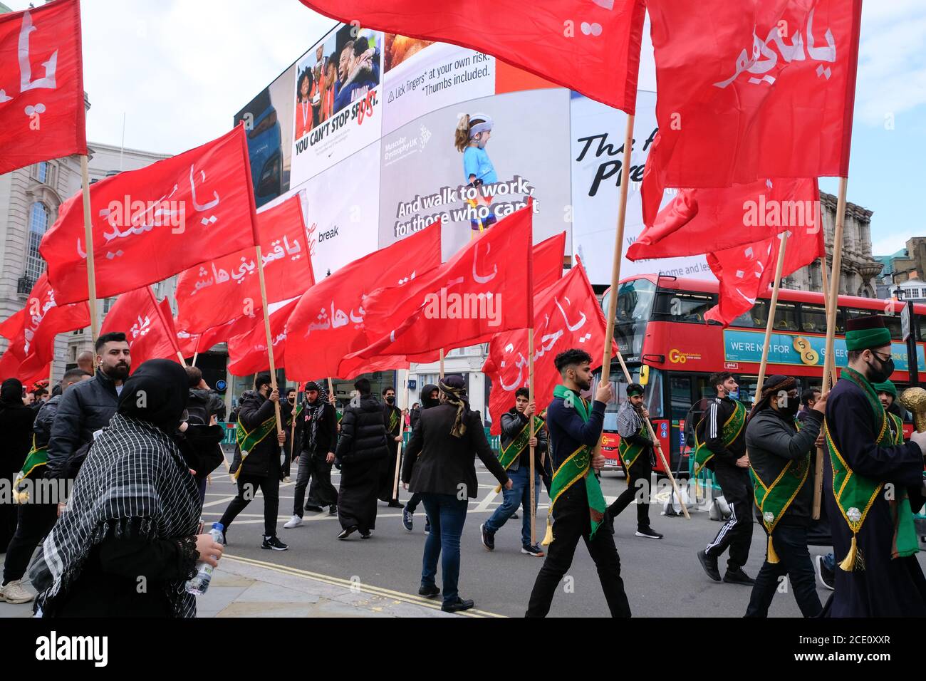 Piccadilly Circus, London, Großbritannien. August 2020. Britische Muslime feiern den Aschura-Tag und gedenken Hussain, dem Enkel des Propheten Mohammed. Kredit: Matthew Chattle/Alamy Live Nachrichten Stockfoto