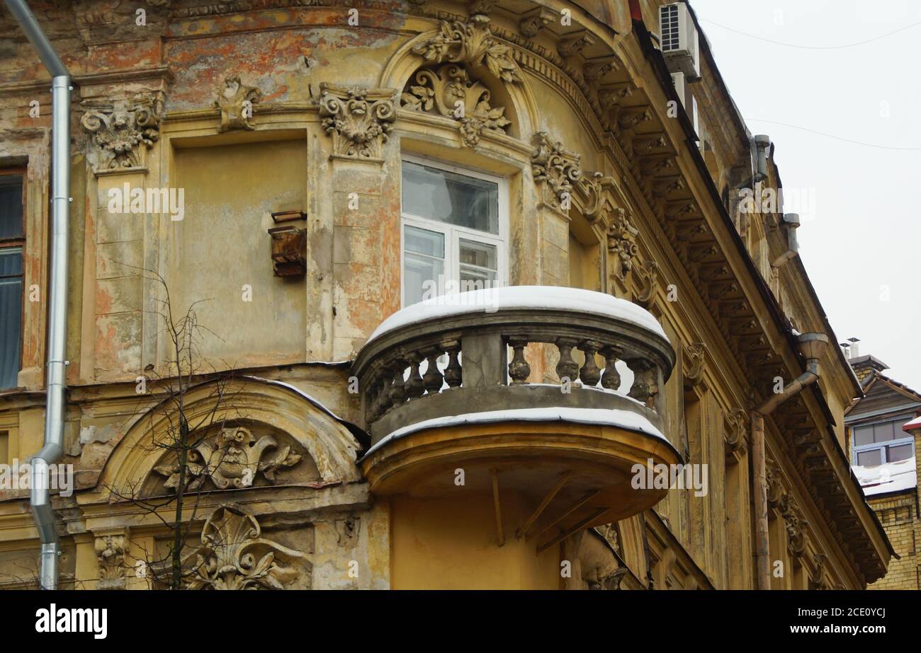 Fragment der Fassade eines Wohnhauses im eklektischen Stil Stockfoto