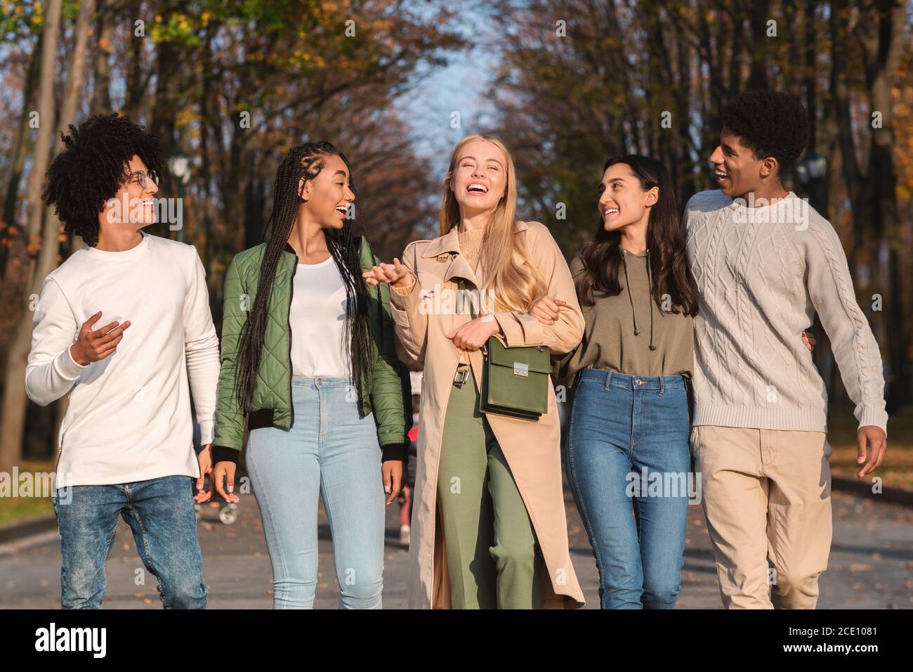 Positive Teenager Freunde verbringen Zeit im Herbst Park Stockfoto
