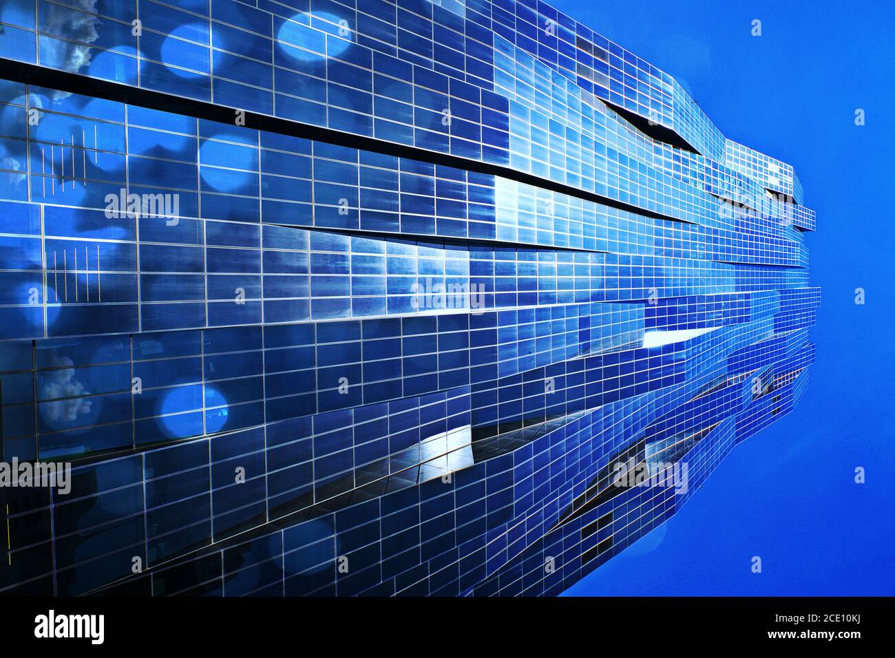 8. Mai 2016, DC Tower, Wien: Blauer Himmel über Bürohochhaus mit blauen Fenstern. Modernes Bürogebäude, Skycrapers Stockfoto
