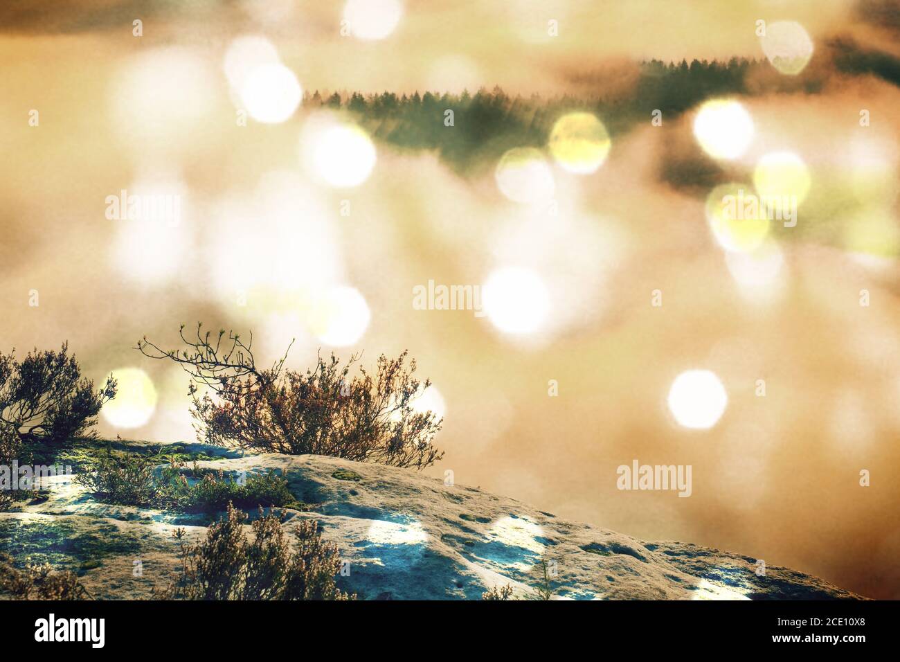 Filmeffekt. Schönes Tal der felsigen Berge Park. Hügel durch frische Feuchtigkeit erhöht. Stockfoto