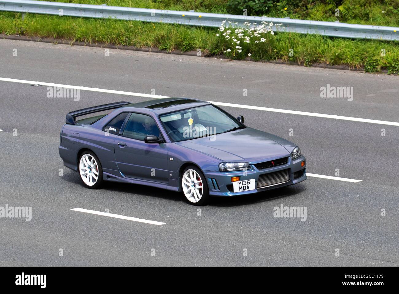 2001 Nissan Skyline GT-Turbo Grey Import; seltene Fahrzeuge für den Fahrzeugverkehr, Autos, die auf britischen Straßen fahren, Motoren, Fahrzeuge auf dem Autobahnnetz der M6. Stockfoto