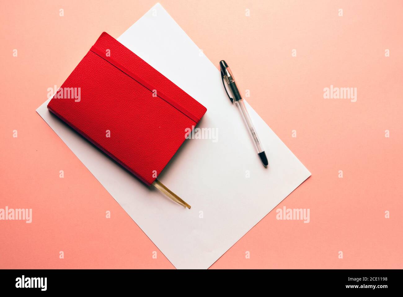 Notizbuch rot Einband weiß Blatt auf rosa Hintergrund Pastellstil Mit Copyspace Flatlay Stockfoto