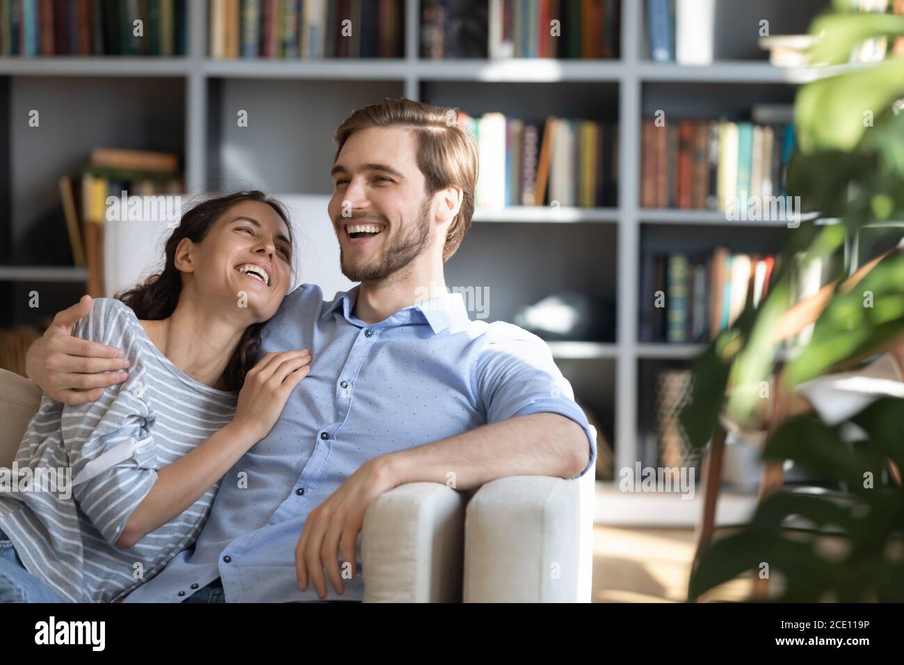Überglücklich junges Paar Spaß zu Hause. Stockfoto