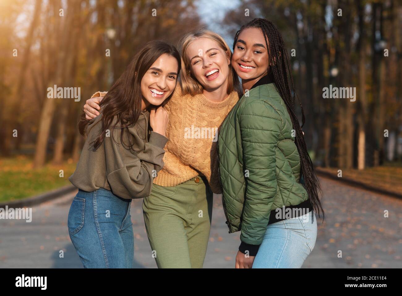 Drei hübsche Teenager Mädchen posieren im öffentlichen Park Stockfoto