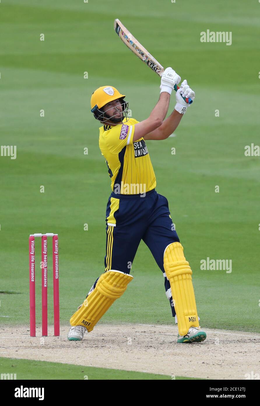 Hove, Großbritannien. August 2020. Hampshire's James Fuller beim Vitality Blast T20 Match zwischen Sussex Sharks und Hampshire auf dem 1st Central County Ground, Hove Credit: James Boardman/Alamy Live News Stockfoto