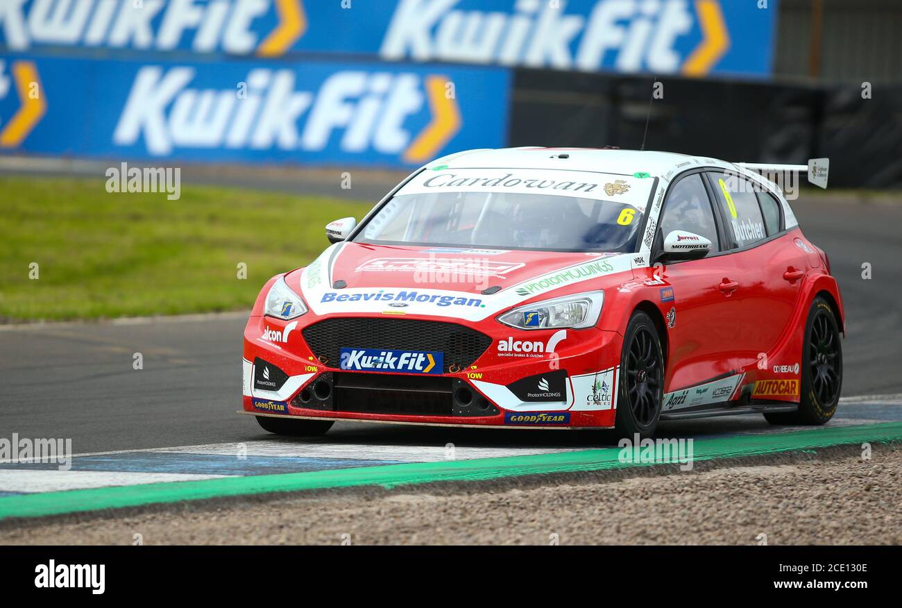 Knockhill Racing Circuit, Fife, Großbritannien. August 2020. Kwik Fit British Touring Car Championship, Knockhill, Race Day; Rory Butcher führt das Rennen in Runde 12 der BTCC Credit: Action Plus Sports/Alamy Live News Stockfoto