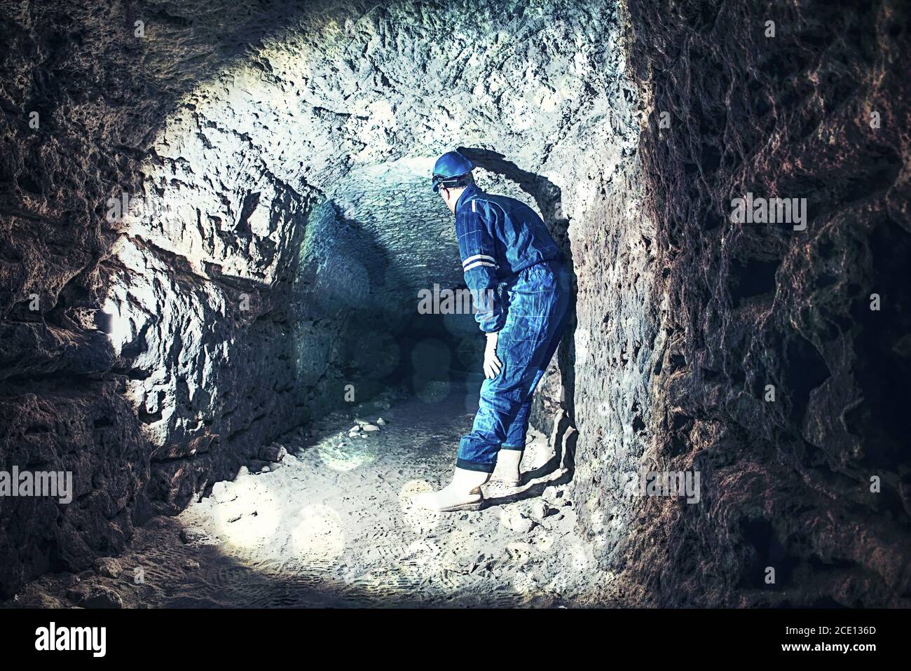 Zusammenfassung. Mann im dunklen alten Tunnel, Innenaufnahmen. Treppen zum Tunnel Stockfoto