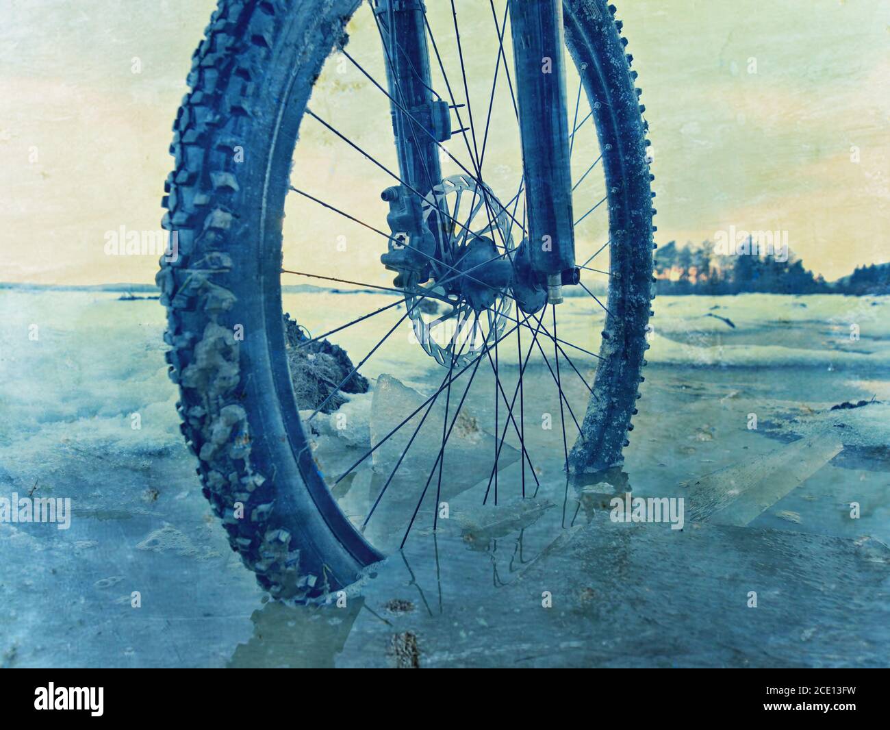 Abstrakter Effekt. Radfahrer auf dem Mountainbike auf dem Snowy Hill mit Schnee bedeckt. Stockfoto
