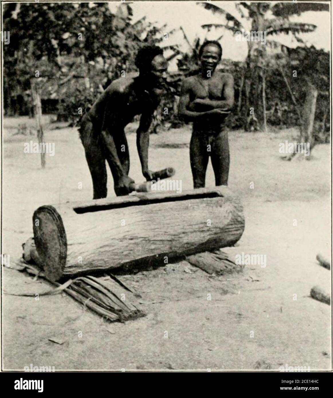 . Land und Völker des Kasai; eine Erzählung von einer zweijährigen Reise unter den Kannibalen des äquatorialen Waldes und anderen wilden Stämmen des südwestlichen Kongo. Weitere Artikel einst das Eigentum des Mannes, der unten ruht. Unter den Menschen, die soprimitive wie die Bewohner im Wald war es nicht zu ex-pected, dass wir in der Lage sein sollten, alle Hersteller toequal in der künstlerischen Schönheit die Holzschnitzereien und Stickereien von Misumba zu finden, Aber wir beschafften uns eine ziemlich große und repräsentative Sammlung von Objekten im täglichen Gebrauch, um an das BritishMuseum geschickt werden. Die Leute waren in der Regel perfekt bereit tose Stockfoto