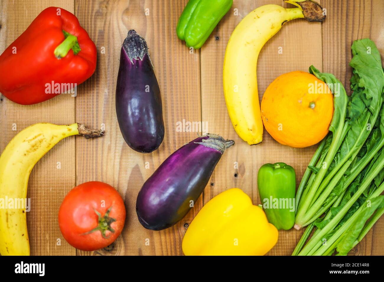 Grünes und gelbes Gemüse in eine Schüssel gelegt Stockfoto