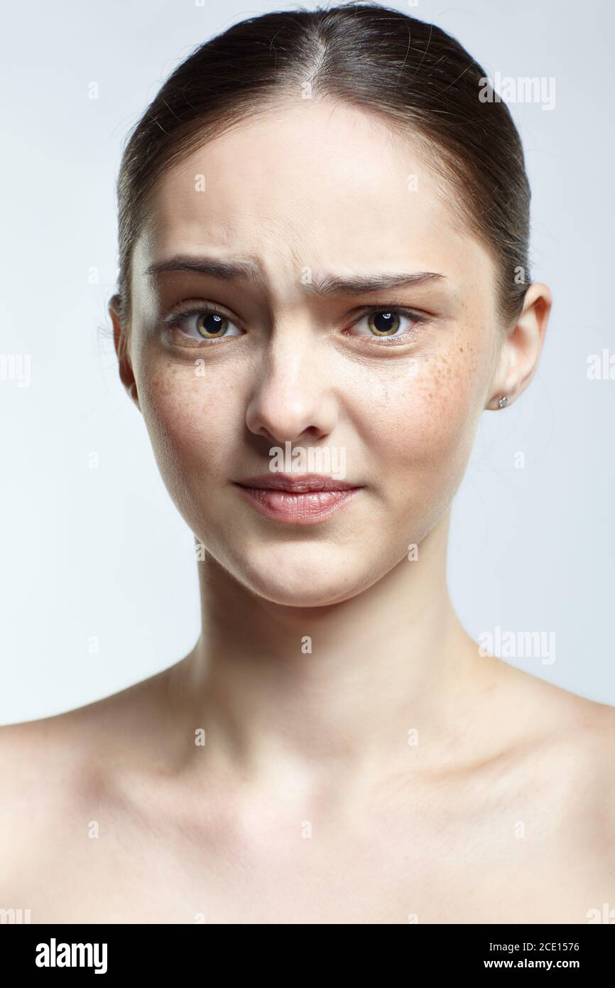 Kopfbild des emotionalen weiblichen Gesichts Porträt mit Unmut Gesichtsausdruck. Stockfoto