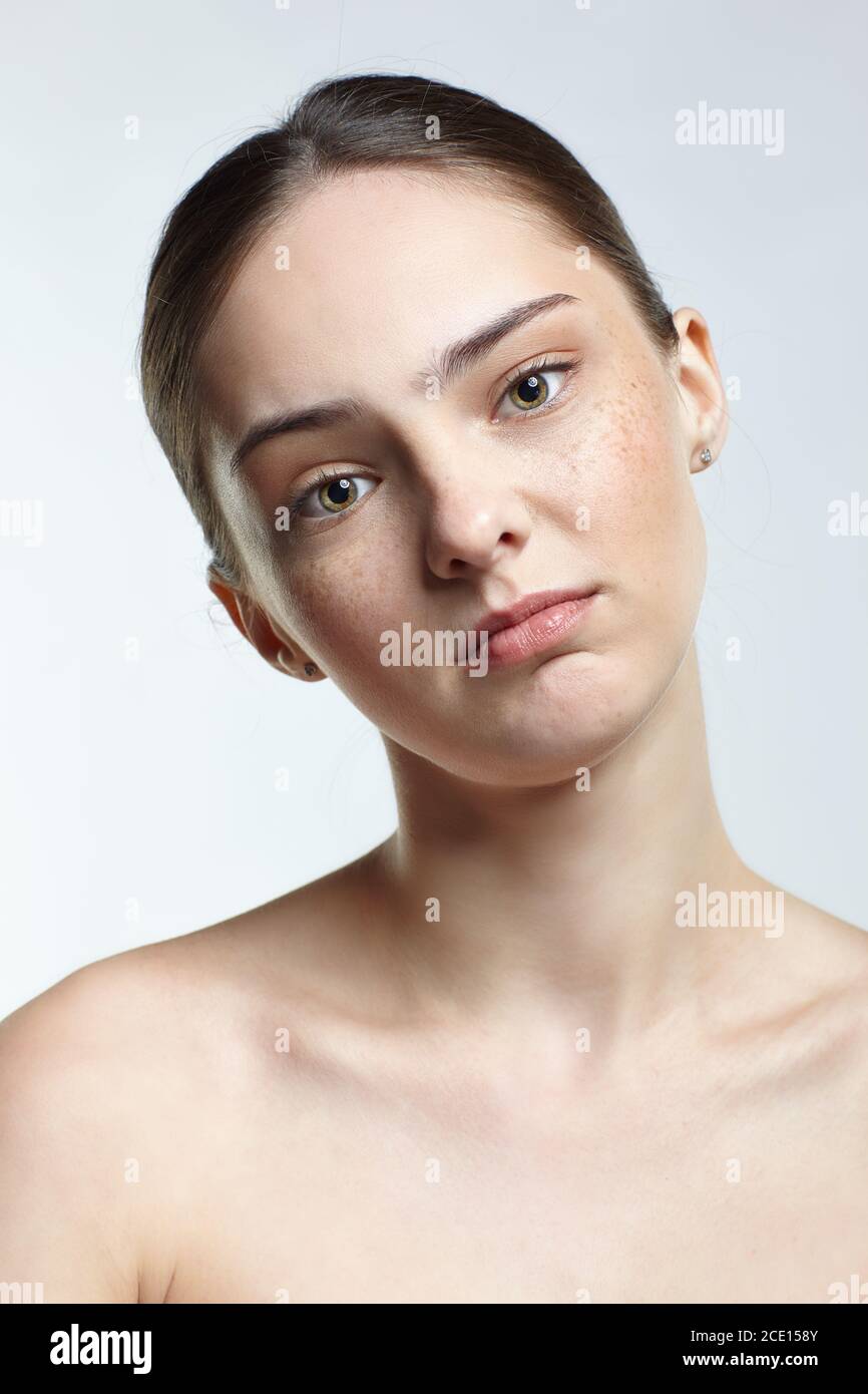 Kopfbild eines emotionalen Frauengesichts-Portraits mit ruhiger und zarter Mimik. Stockfoto