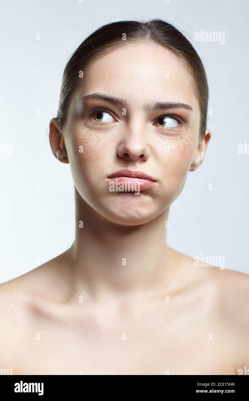 Headshot von emotionalen weiblichen Gesicht Porträt mit müde von allem und Missverständnis Gesichtsausdruck. Stockfoto