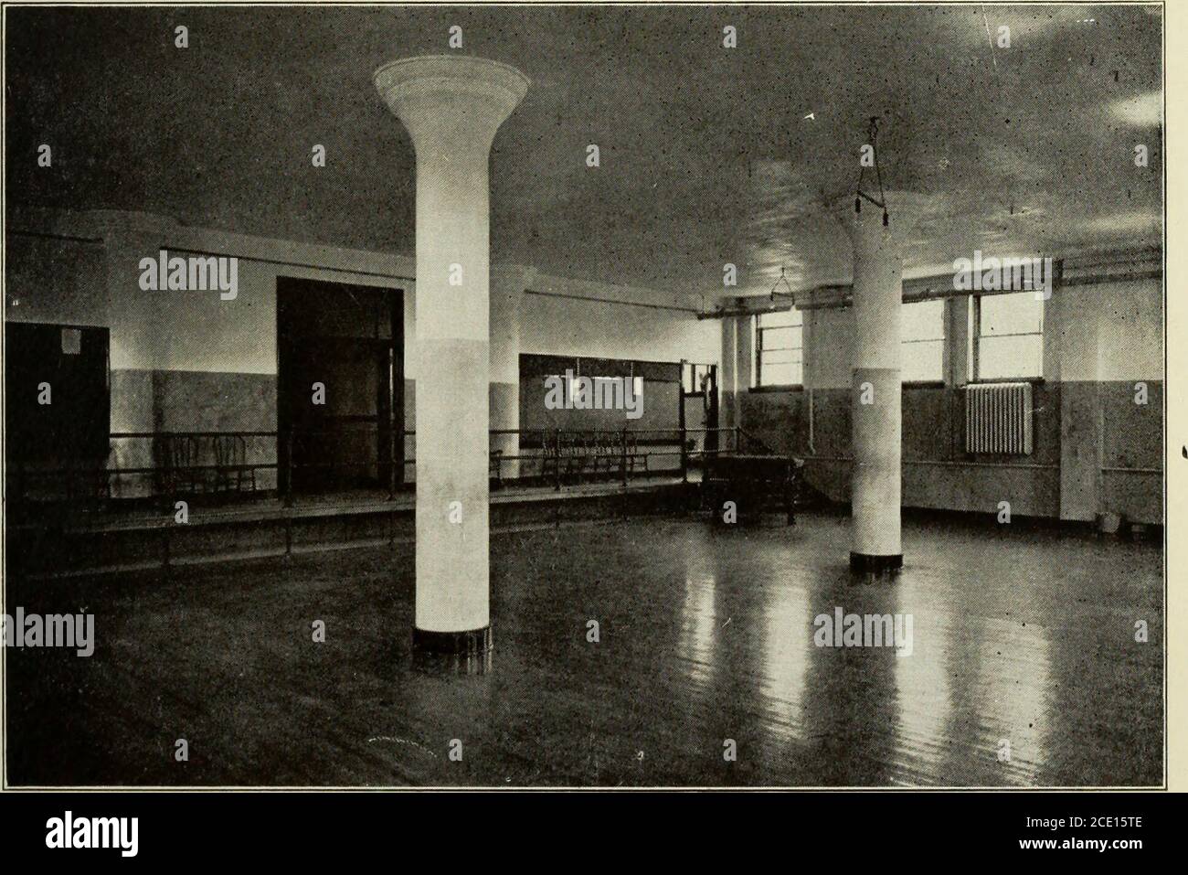 . Jahresbuch . fe 2 Jr. und Sr. Kein Kurs L Erstes Jahr Griechisch: Allgemeine Prinzipien, Beugungen, Syntax, elmentarische Lesungen, Komposition. Kurs II. Historische Prosa: Auswahlen von Xenophons Anabasis.Kurs III. Epic Poetry: Auswahl von Homers Iliad. Üben Sie unmetrisches Lesen. Kurs IV Dramatische Poesie: Euripides Iphigenia in Tauris. Besondere Aufmerksamkeit auf griechisches Drama. Kurs V. Oratorium: Lesungen aus den Vorträgen von Demosthenes; Vorträgeauf Griechisch Oratorium. Kurs VI. Griechische Zusammensetzung. Ein fortgeschrittener Kurs in Syntax und Stil.Kurs VII. Griechische Literatur und Leben: Vorträge, te Stockfoto