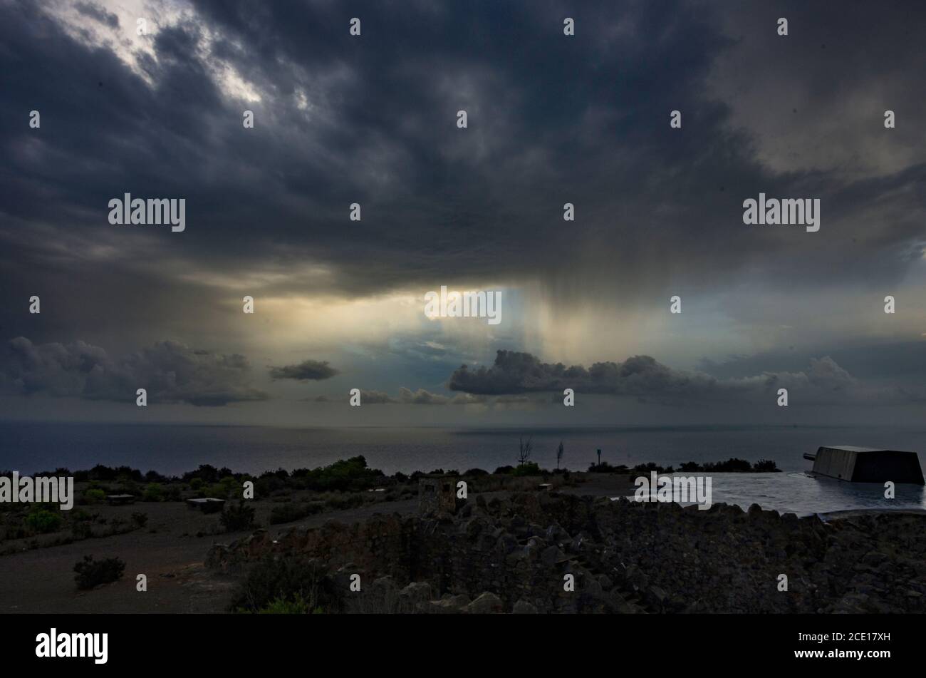 Regen über dem Mittelmeer Stockfoto