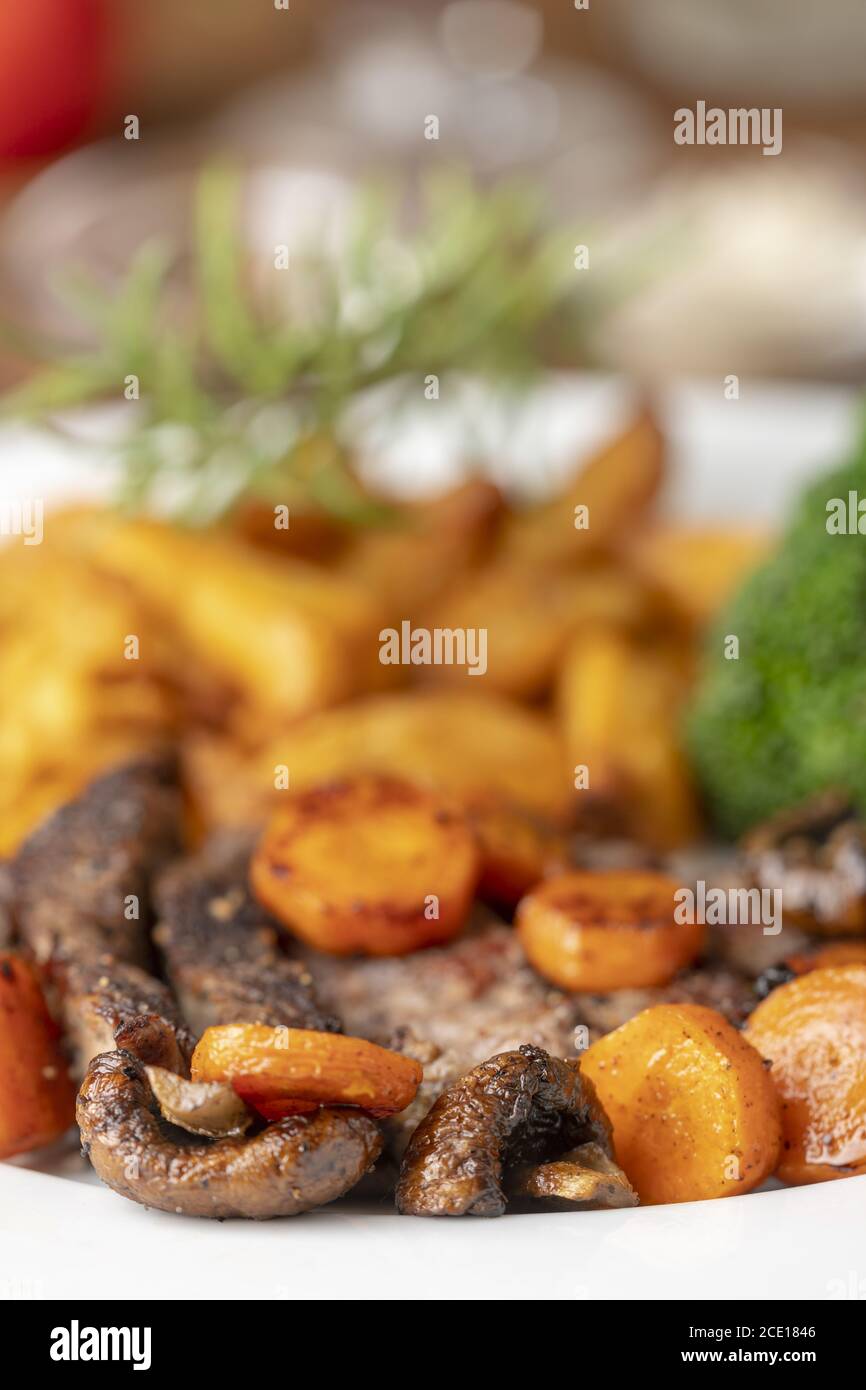 Steakscheiben mit Karotten und pommes frites Stockfoto