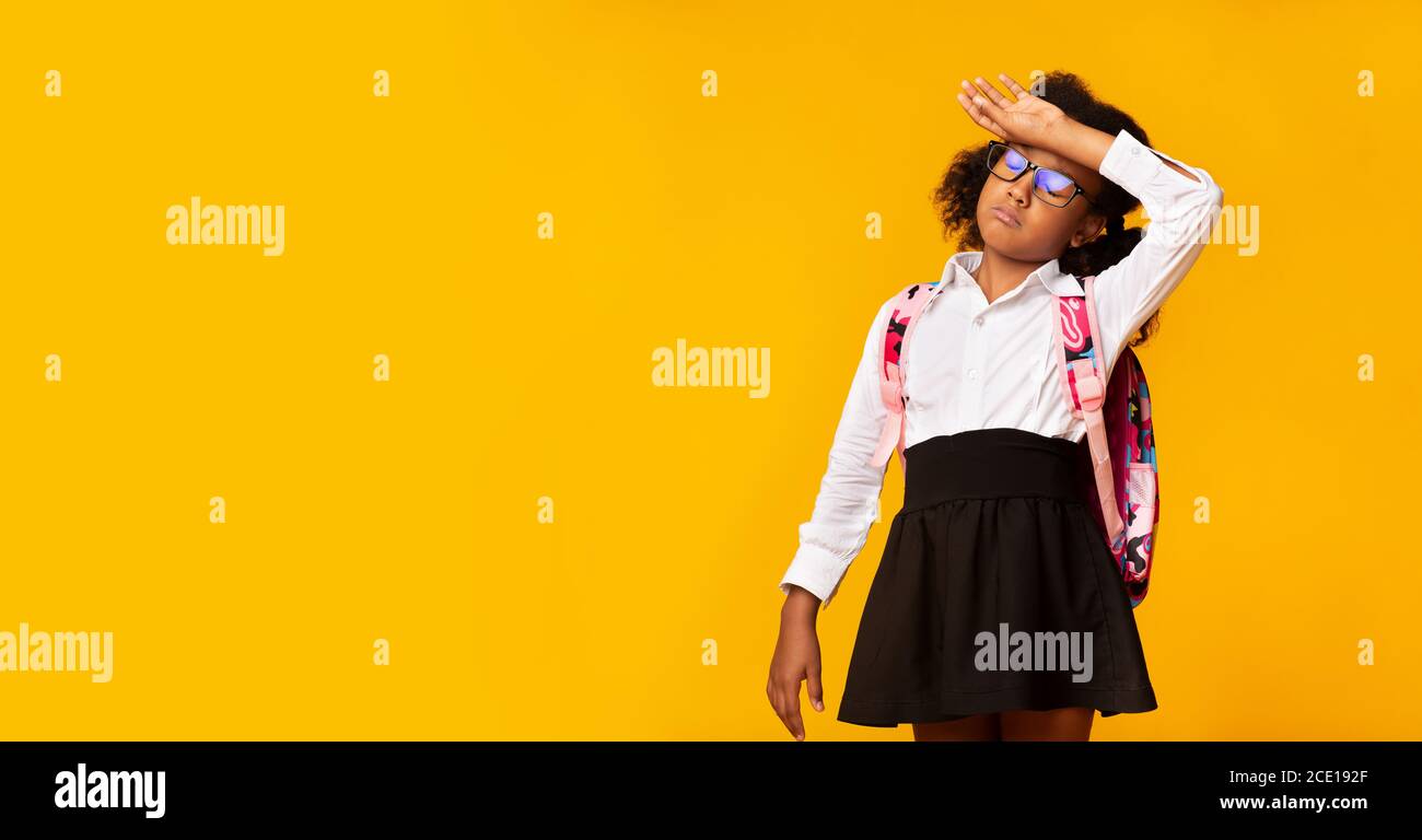 Sick African Schulmädchen Mit Fieber Berühren Kopf Stehen Im Studio Stockfoto