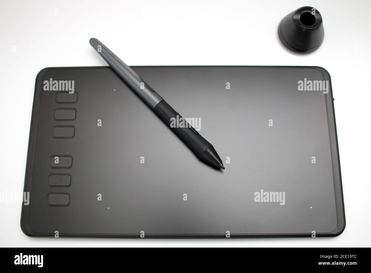 Zeichentablett mit weißem Hintergrund und einem Zeichenstift. Stockfoto