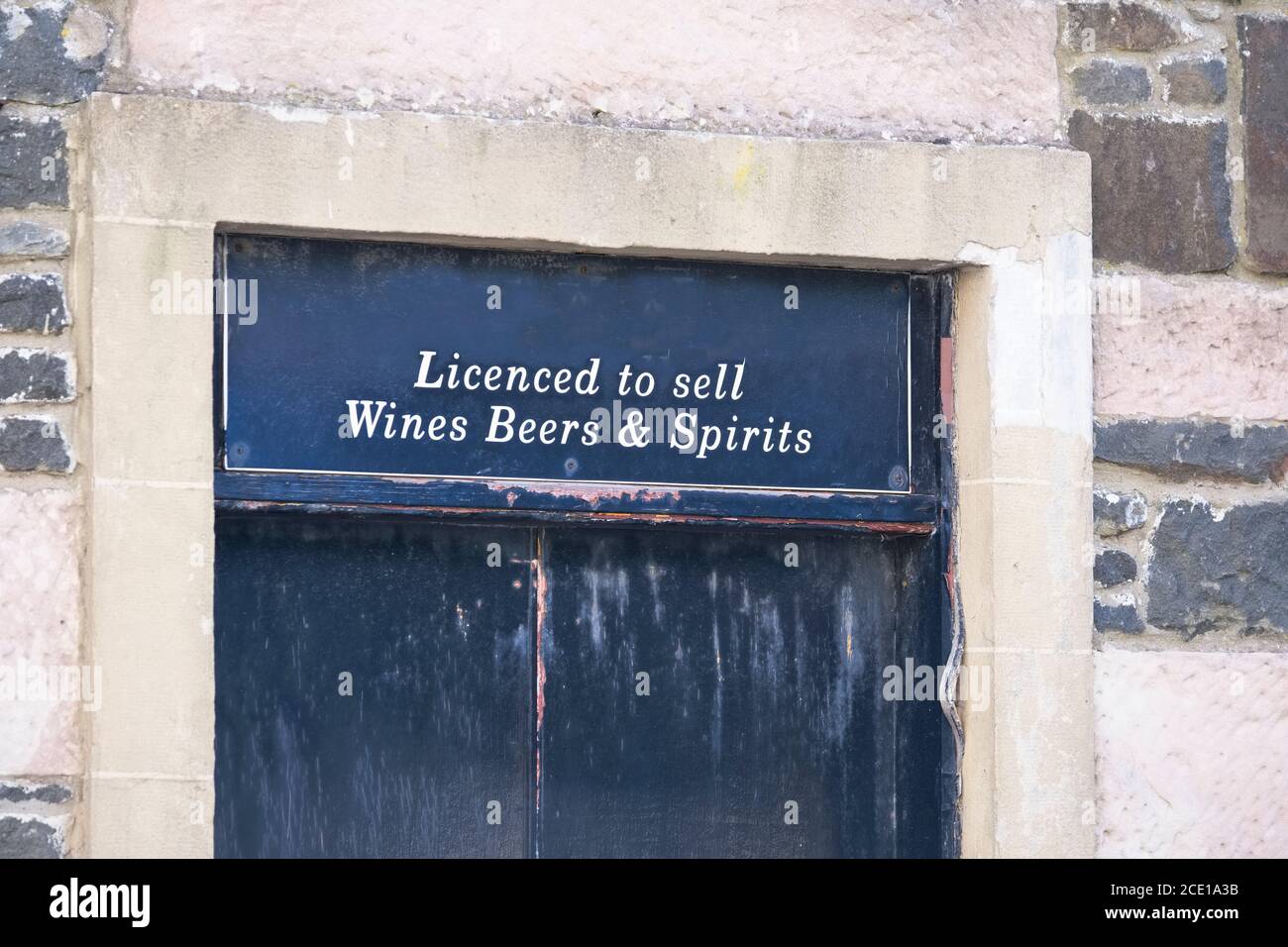 Wein Bier und Spirituosen Lizenz zum Verkauf Shop Zeichen Stockfoto