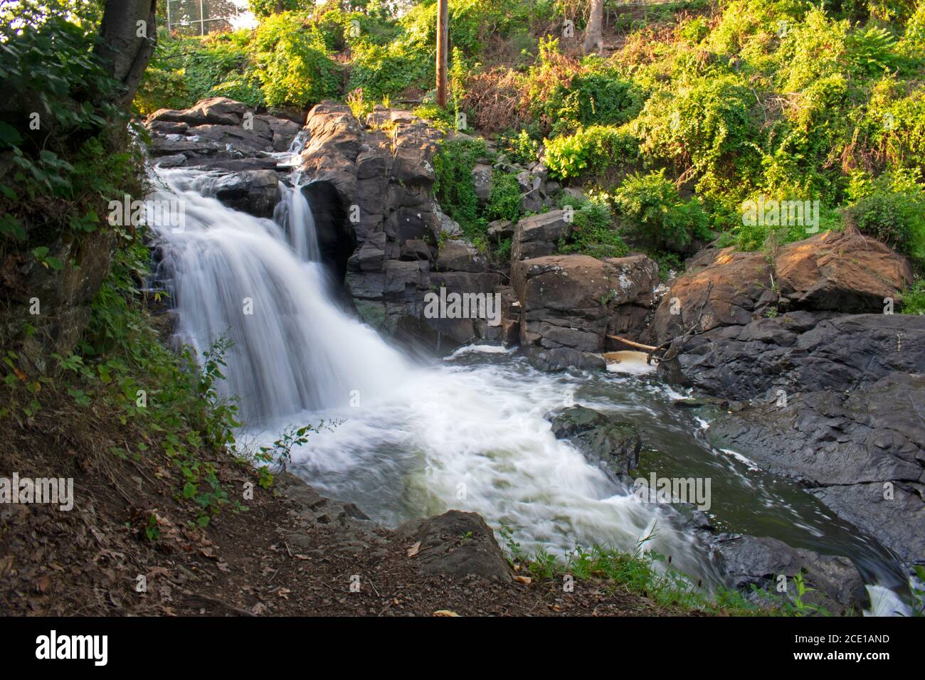 Langzeitbelichtung eines kleinen Wasserfalls in Rockaway River, Grace Lord Park, Boonton, New Jersey, USA. -02 Stockfoto