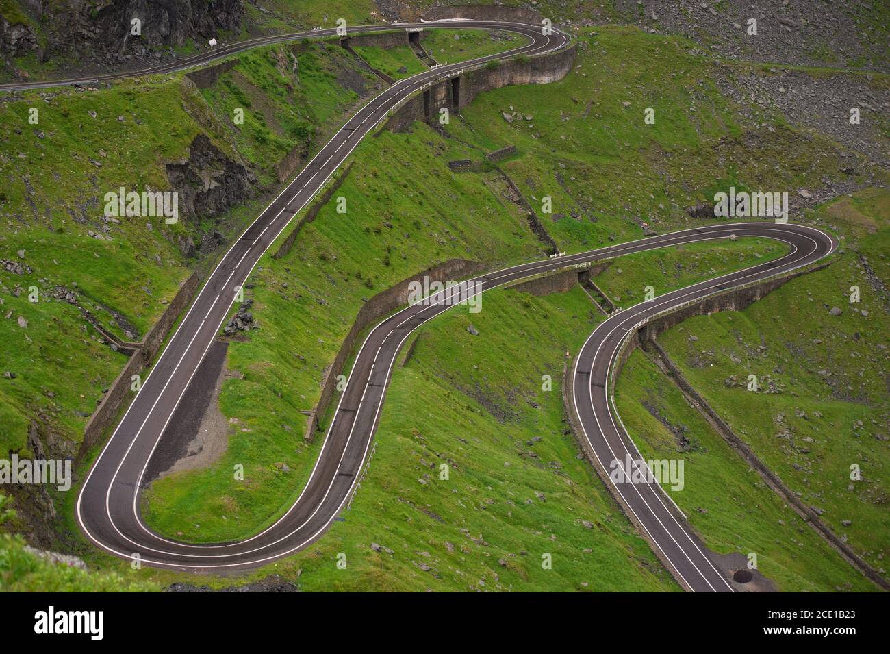 Die Transfăgărășan Straße, hier mit starkem Nebel gesehen, ist ein malerischer steiler und windiger Gebirgspass in Zentralrumänien. Stockfoto