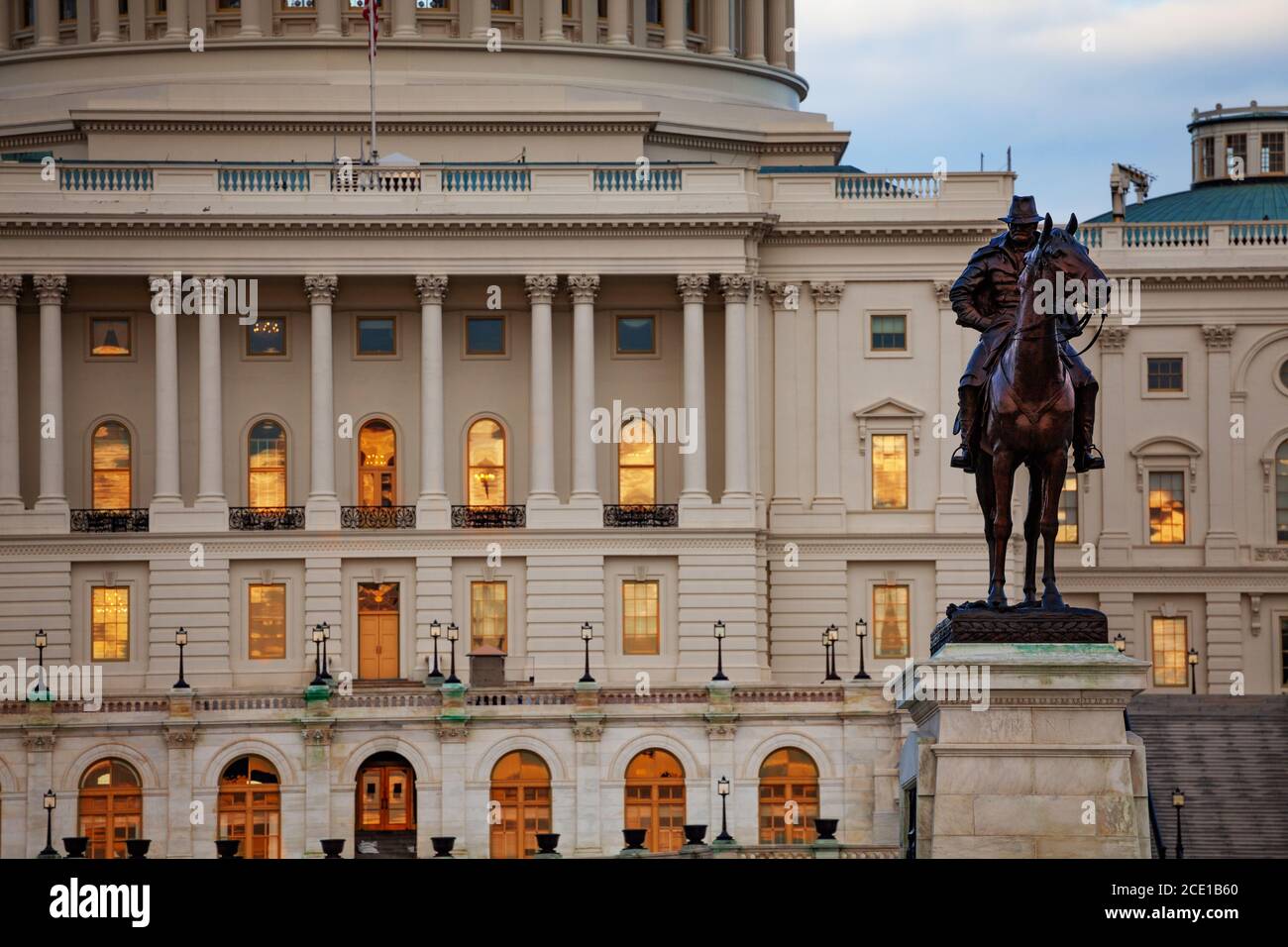 Ulysses S. Grant Gedenkstatue über Säulen des US Capitol Congress Gebäudes auf der National Mall in Washington DC Stockfoto