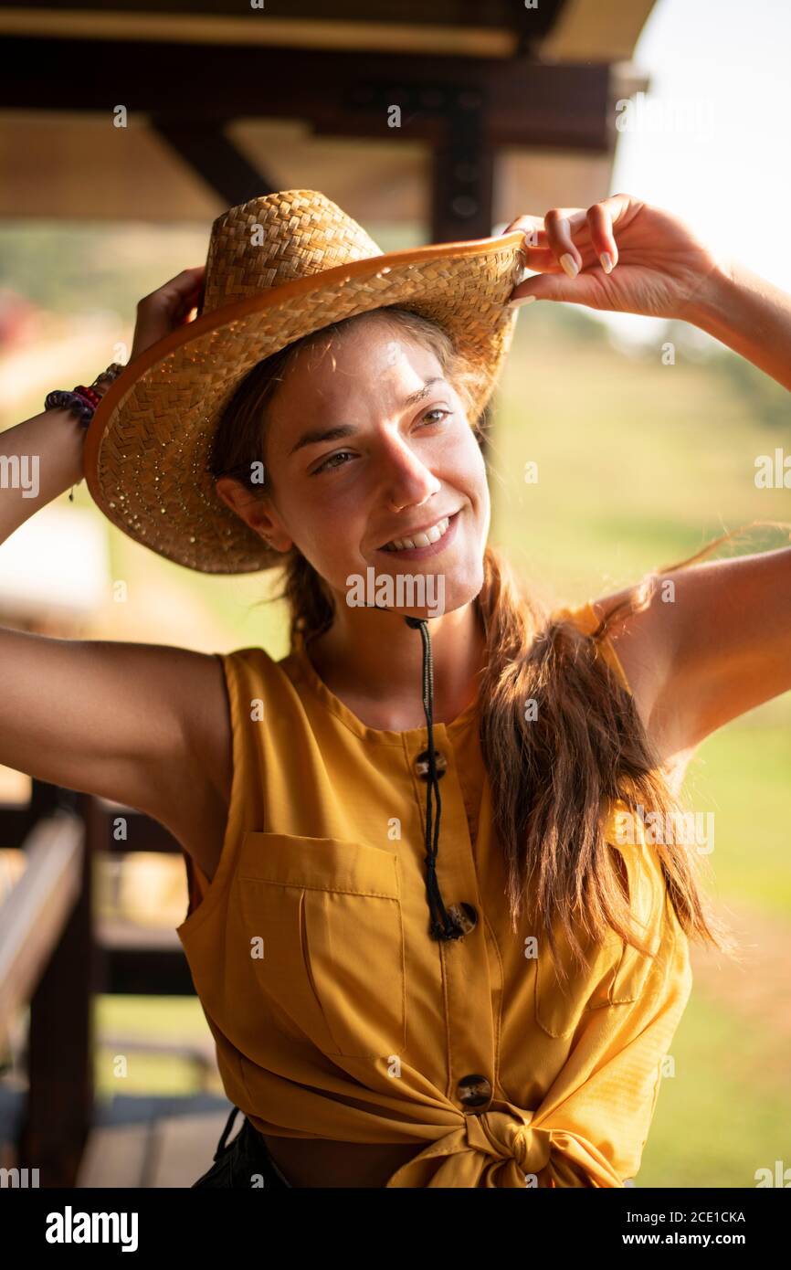Outdoor-Profil Porträt von jungen Mädchen mit Western Hut posiert. Modekonzept Fotografie Stockfoto