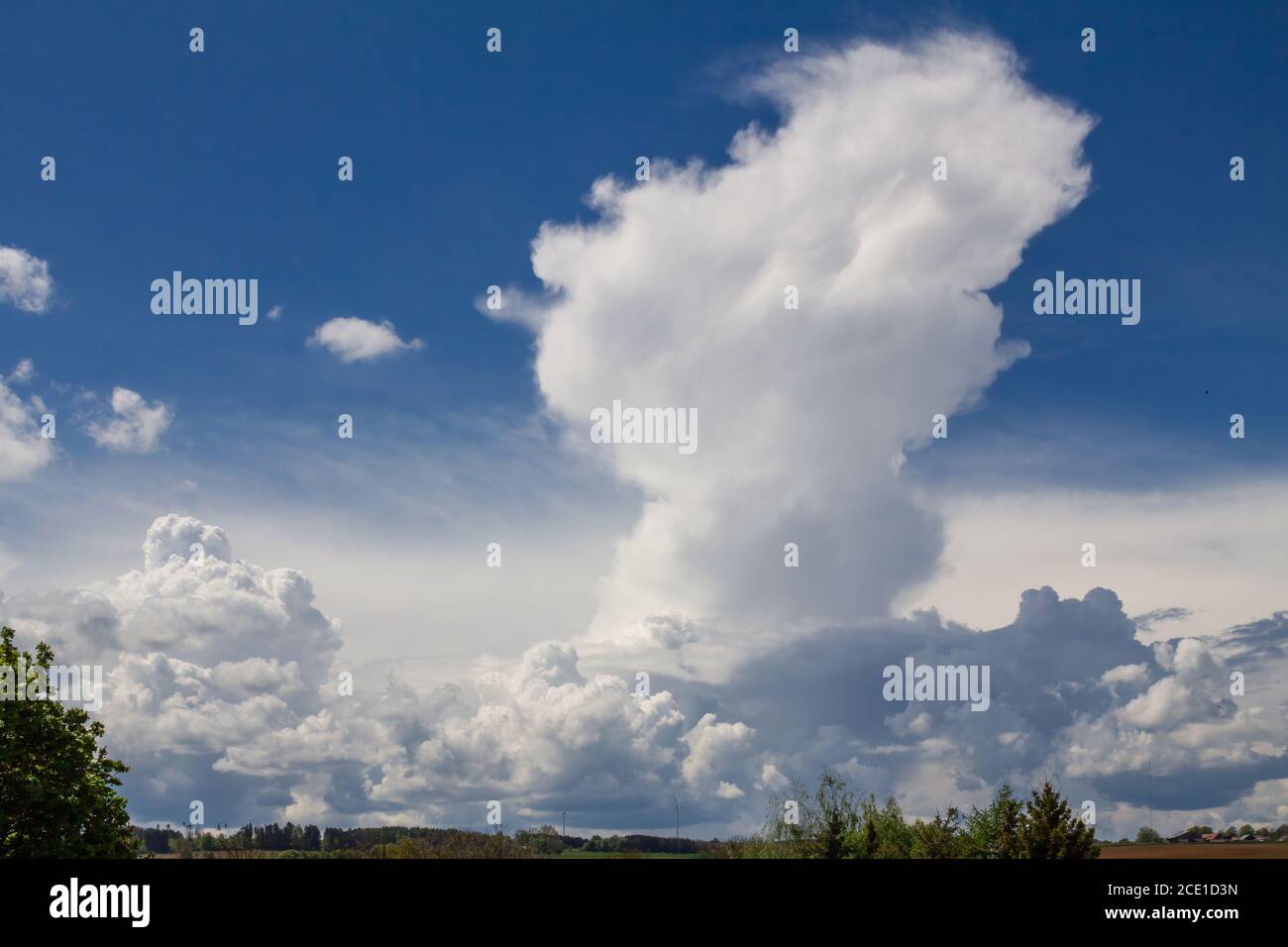 Dramatische Wolkenbildung mit drohenden Gewitterwolken vor Still Blauer Himmel Stockfoto