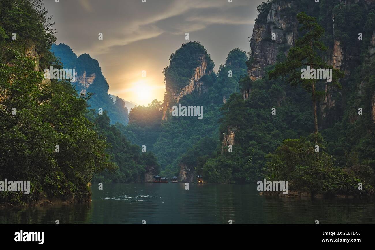 Atemberaubende Karstlandschaft des Baofeng Sees Stockfoto