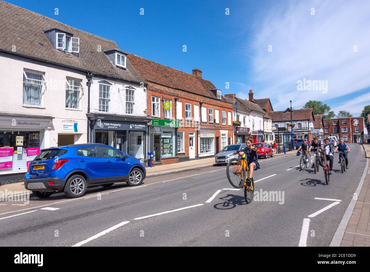 Jungen auf Fahrrädern, High Street, Shefford, Bedfordshire, England, Großbritannien Stockfoto