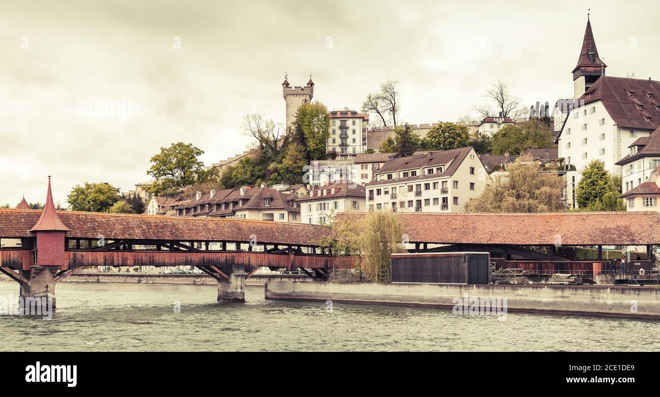 Luzerner Stadtansicht mit alten Befestigungsanlagen, Schweiz. Vintage getöntes Foto Stockfoto